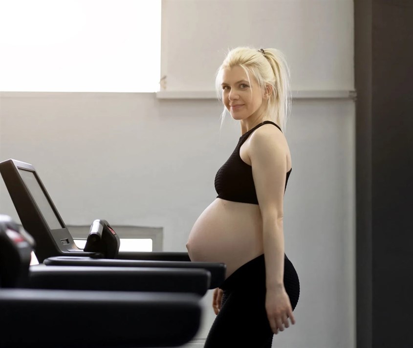 Đi bộ trên máy chạy bộ giúp các mẹ có thể xua tan căng thẳng, cải thiện cảm xúc