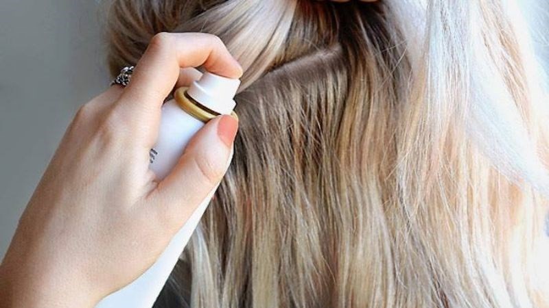 Dầu gội khô là biện pháp giúp làm giảm dầu, bụi bẩn trên tóc và tạo độ phồng cho tóc nhanh chóng
