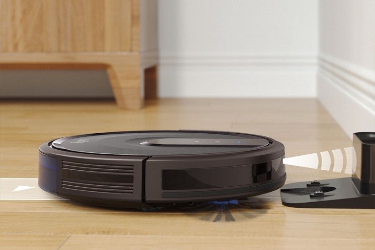 Robot hút bụi Anker có khả năng tự động sạc khi phát hiện máy sắp hết pin, đảm bảo không bị thất lạc khi sử dụng