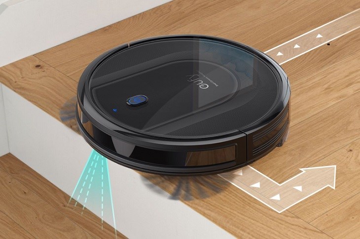 Robot hút bụi Anker sở hữu tính năng tự động chuyển hướng hạn chế tình trạng va đập với các vật dụng khác