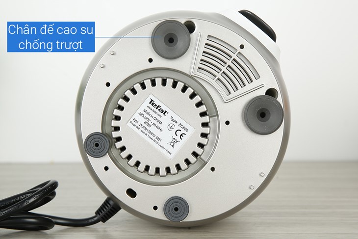 Máy ép chậm Tefal ZC600138 có chân đế chống trượt đảm bảo máy vận hành ổn định, hạn chế rung lắc