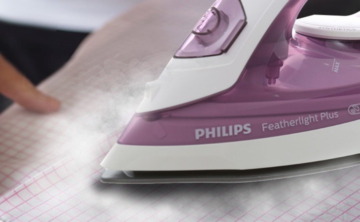 Bàn ủi hơi nước Philips GC1426/39 1400W có chức năng phun sương giúp làm thẳng các nếp nhăn trên quần áo nhanh chóng