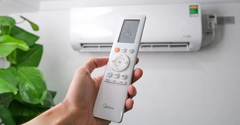 Máy lạnh Midea bị lỗi đơ máy, có thể thử reset điều khiển từ xa để khắc phục lỗi
