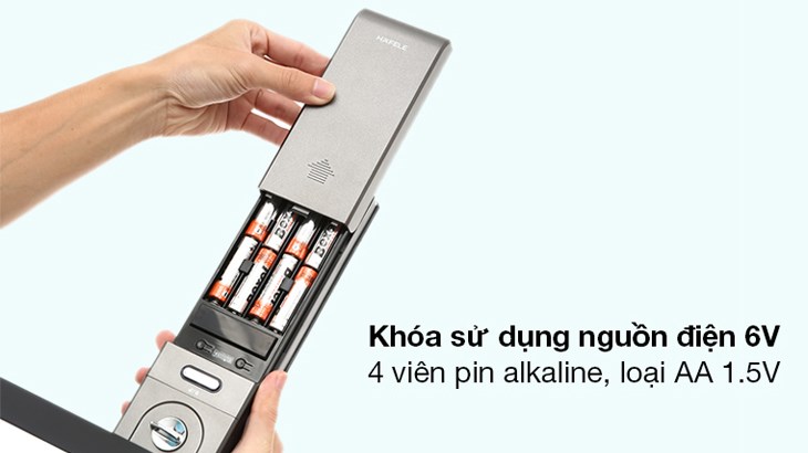 Khóa điện tử Hafele EL7500 thân khóa lớn cho phép bạn sử dụng nguồn điện khẩn cấp bằng pin alkaline