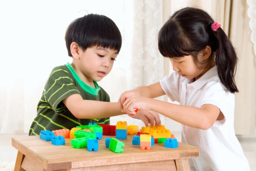 Bố mẹ nên cho trẻ mang đồ thoáng mát để hạn chế tình trạng rôm sảy Bố mẹ nên cho trẻ mang đồ thoáng mát để hạn chế tình trạng rôm sảy