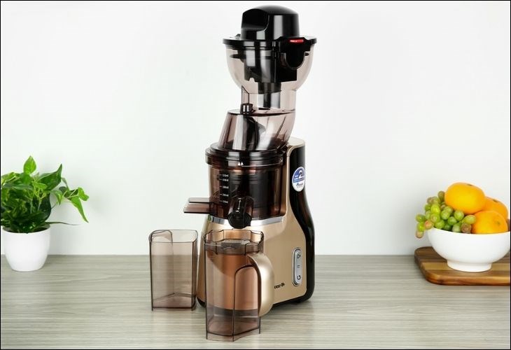 Bộ lọc siêu nhuyễn của máy ép chậm BlueStone SJB-6568 giúp tách riêng nước ép và bã vô cùng tiện lợi