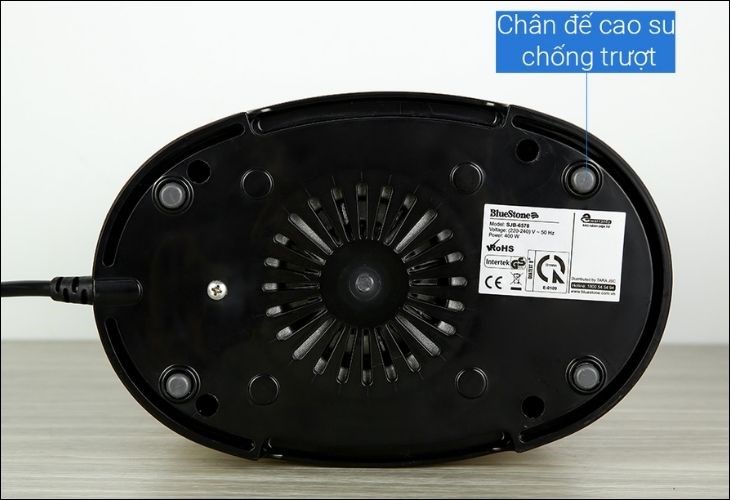 Chân đế cao su chống trượt của máy ép chậm BlueStone SJB-6578 giúp máy giữ vững vị trí trong lúc đang sử dụng