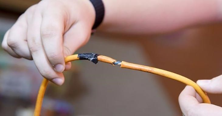 Dây loa bị hư hỏng và đã quá cũ thì cần thay thế mới để đảm bảo an toàn