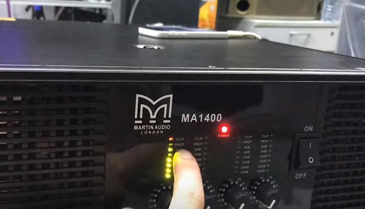 Amply báo đèn đỏ và có tiếng kêu báo hiệu 