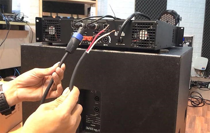 Đấu loa nhầm cực làm amly bị chập dây loa