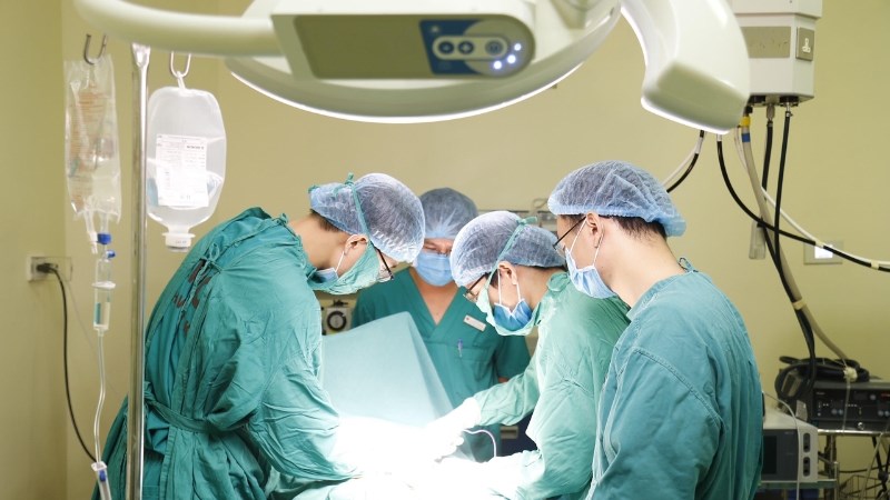 Tiến hành phẫu thuật để loại bỏ các mô bị tổn thương
