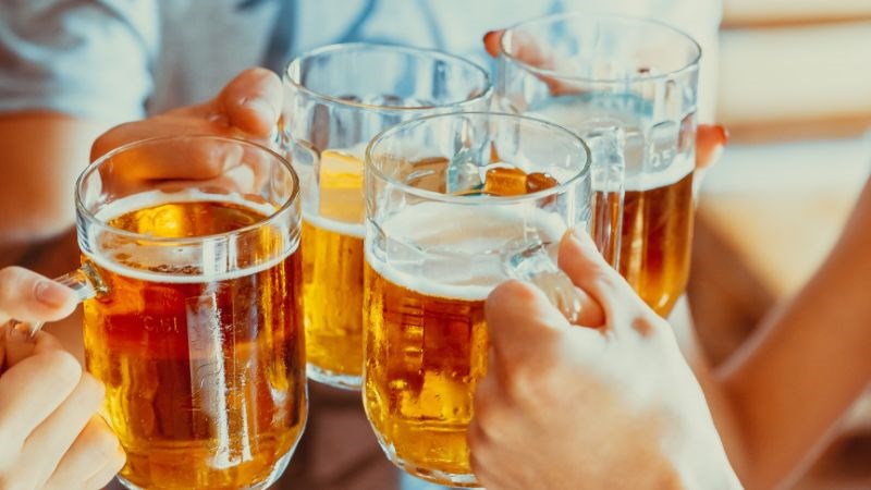 Tránh uống rượu bia sau khi tiêm