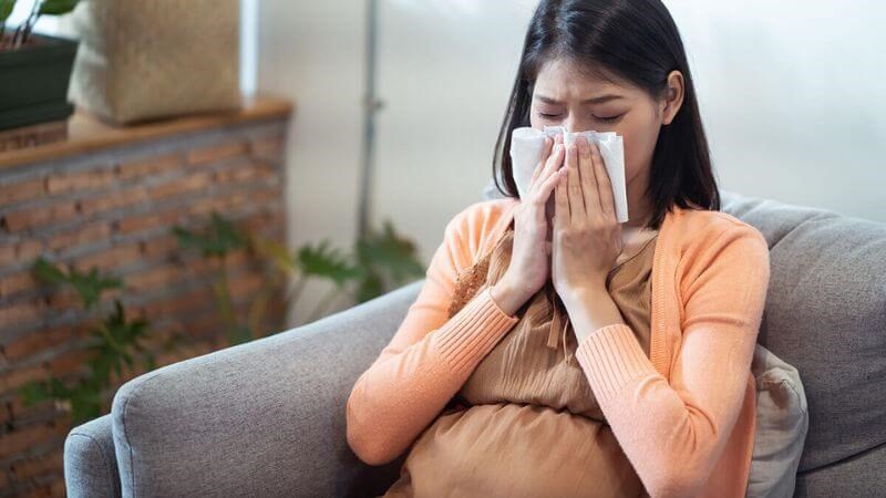 Chảy nước mũi là triệu chứng thường gặp ở sản phụ mắc Covid-19