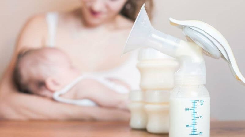 Mẹ nhiễm Covid-19 nên vắt sữa cho trẻ uống để hạn chế lây bệnh