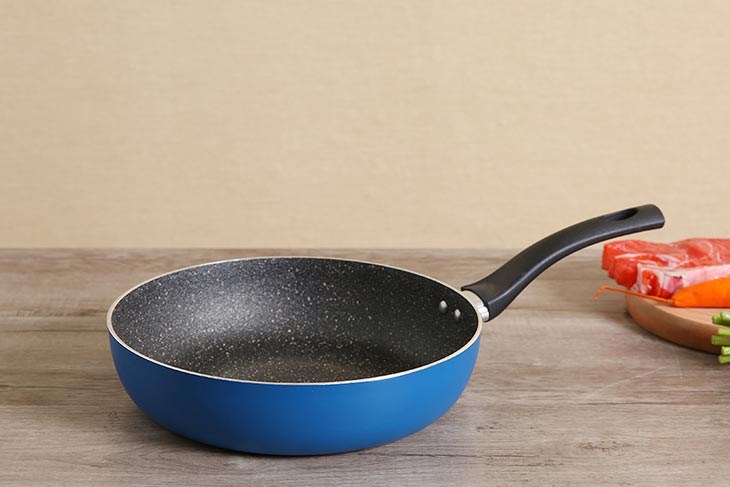 Chảo nhôm chống dính đáy từ 26 cm Elmich Colosseum Y1 EL-3720 có bề mặt là lớp chống dính vân đá phủ sơn Whitford Xylan chịu mức nhiệt tối đa 380 độ C