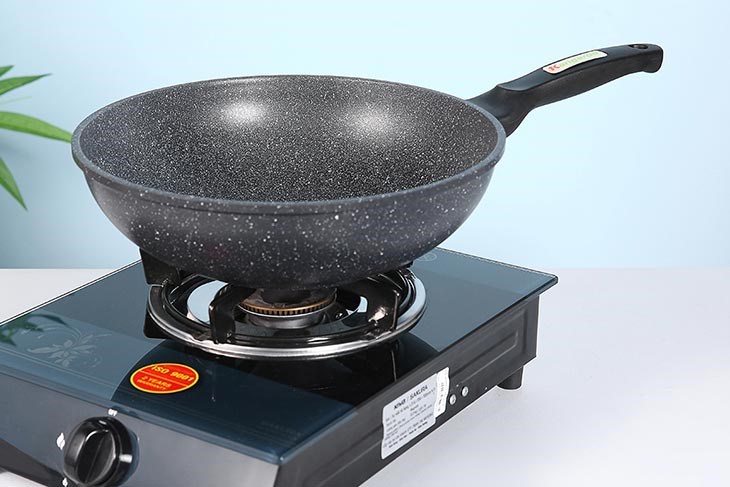 Chảo nhôm sâu chống dính vân đá đáy từ 30 cm Kangaroo KG922L có chất liệu hợp kim nhôm phủ chống dính vân đá chống trầy xước, độ bền cao