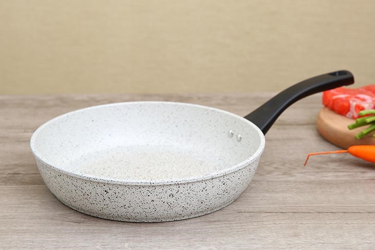 Chảo nhôm chống dính vân đá đáy từ 26 cm Supor F23A26IH có đường kính lớn 26 cm, chiên được 4 cánh gà cùng lúc