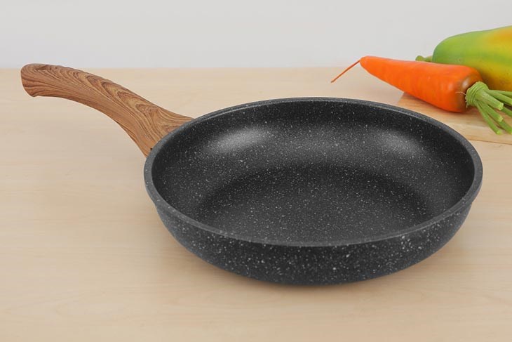 Chảo nhôm chống dính vân đá đáy từ 26 cm Sunhouse Mama SHG1126MMC có đường kính 26 cm chiên được 4 trứng ốp la cùng lúc