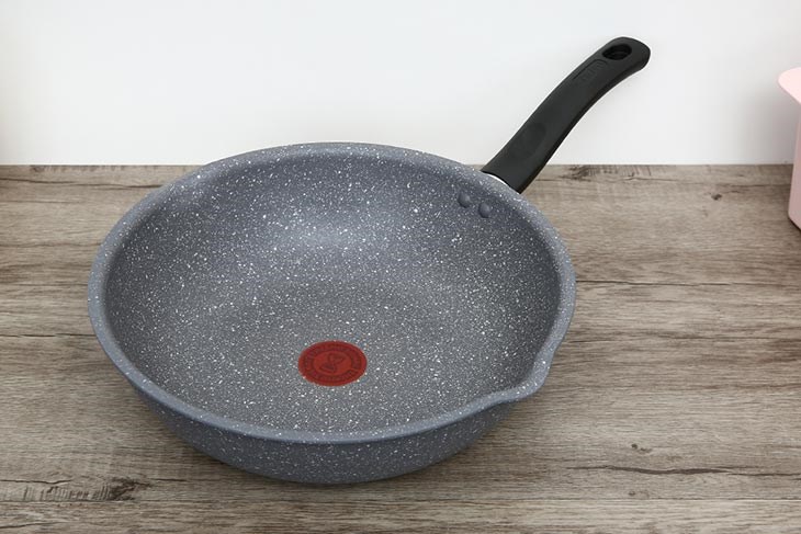 Chảo nhôm sâu chống dính vân đá đáy từ 28 cm Tefal Cook Healthy G1348695 có điểm báo nhiệt thông minh với công nghệ THERMO-SIGNAL
