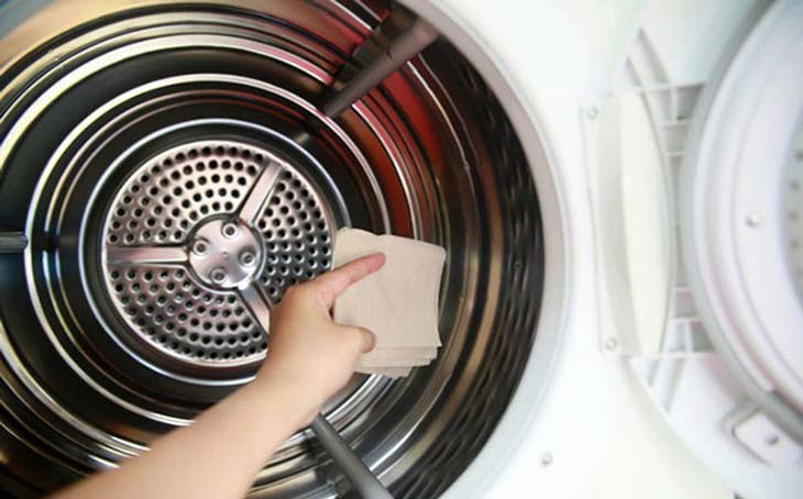 Dùng khăn lau đi phần nước, cặn bẩn còn đọng lại bên trong lồng giặt