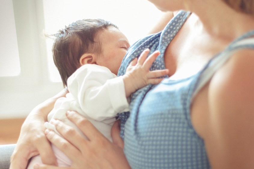 Bé chịu bú mẹ trực tiếp mẹ hãy cho bé bú theo lịch kích sữa L2