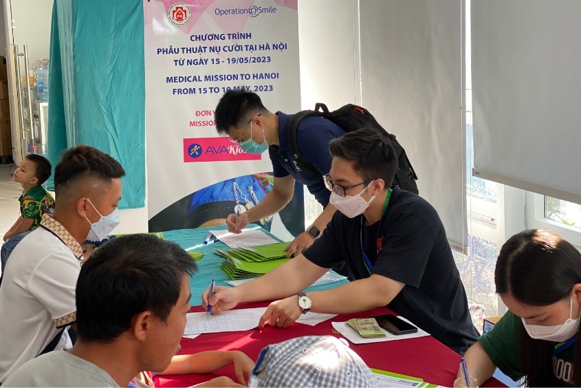 Phụ huynh được tư vấn kỹ càng trước khi cho các bé khám sàng lọc và phẫu thuật Quỹ Nụ Cười AVAKids