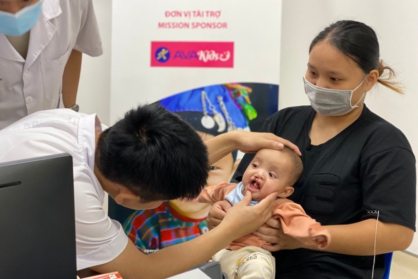 Các bé được khám sàng lọc ngày 15/5/2023 Quỹ Nụ Cười AVAKids