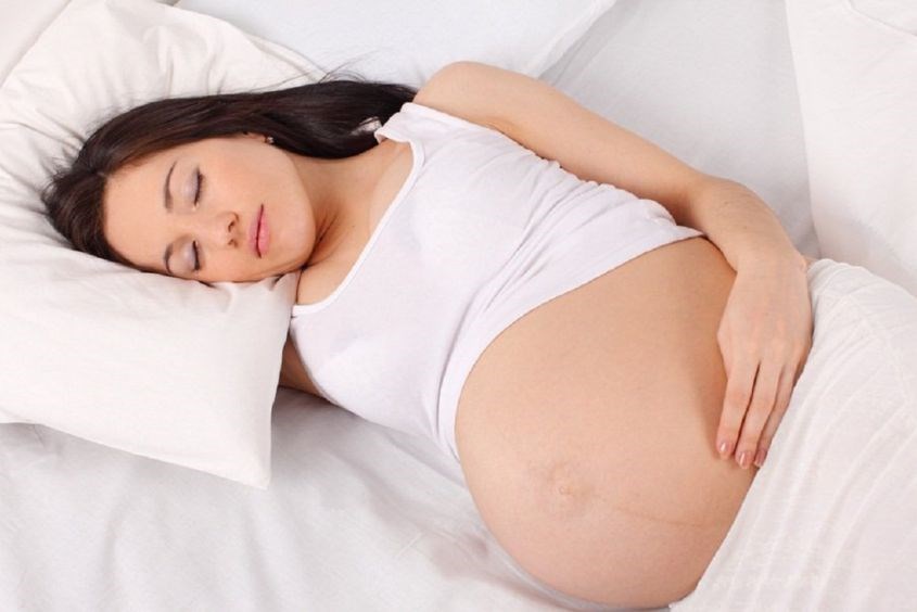 Mẹ cố gắng giữ đầu và ngực cao khi ngủ để tránh trào ngược axit dạ dày