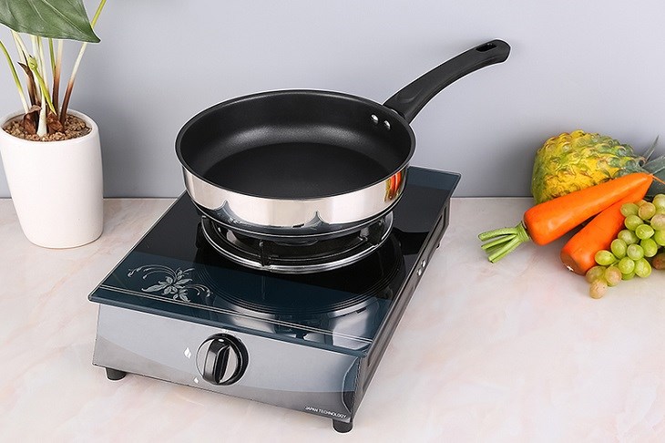 Chảo nhôm chống dính 24 cm Delites CR001-24 được thiết kế hiện đại, sang trọng, mang vẻ đẹp tinh tế cho người dùng