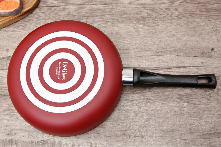 Chảo nhôm chống dính vân đá đáy từ 24 cm Delites CE008-24 sở hữu đáy bằng, phẳng có khả năng hấp thụ nhiệt tốt, nấu ăn nhanh