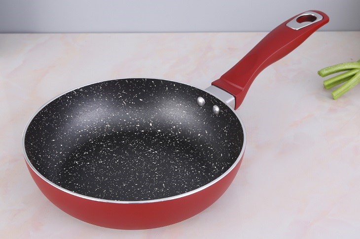 Chảo nhôm chống dính vân đá đáy từ 20 cm Delites CE001-20 sở hữu thiết kế sang trọng, mặt trong màu Smokey gold giả đá đen, mặt ngoài màu đỏ sần