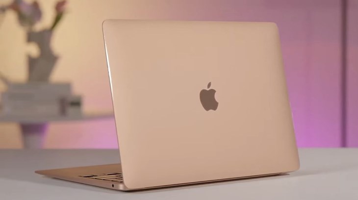 MacBook Air M1 2020 sở hữu ngoại hình mỏng nhẹ chỉ 1.29 kg và lớp vỏ kim loại sáng bóng