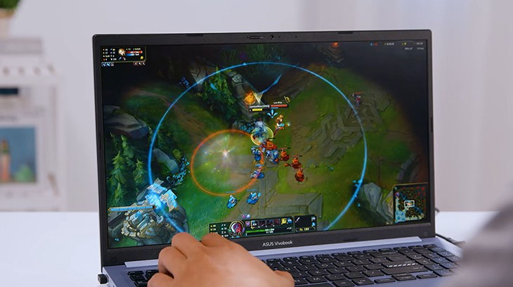 Laptop Asus Vivobook 15 X1502ZA i5 (EJ120W) được trang bị màn hình IPS Full HD, hiển thị rõ nét 