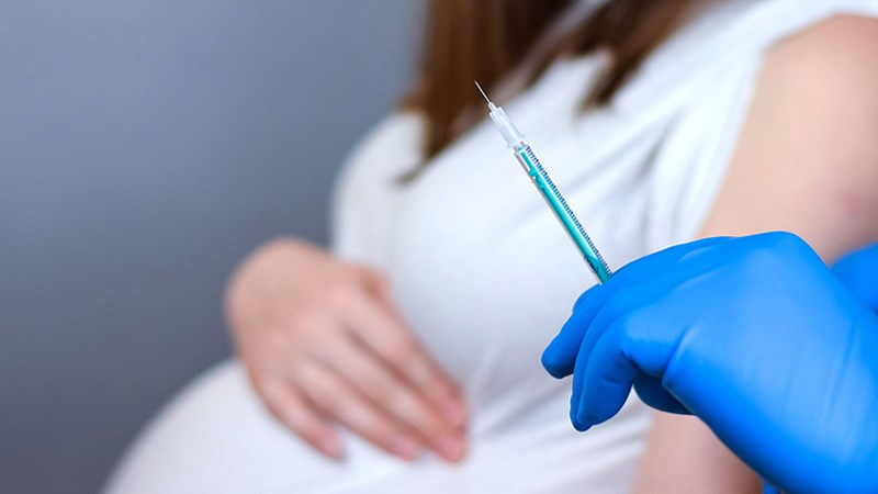 Chưa có bằng chứng tiêm vaccine Covid-19 ảnh hưởng tới việc mang thai