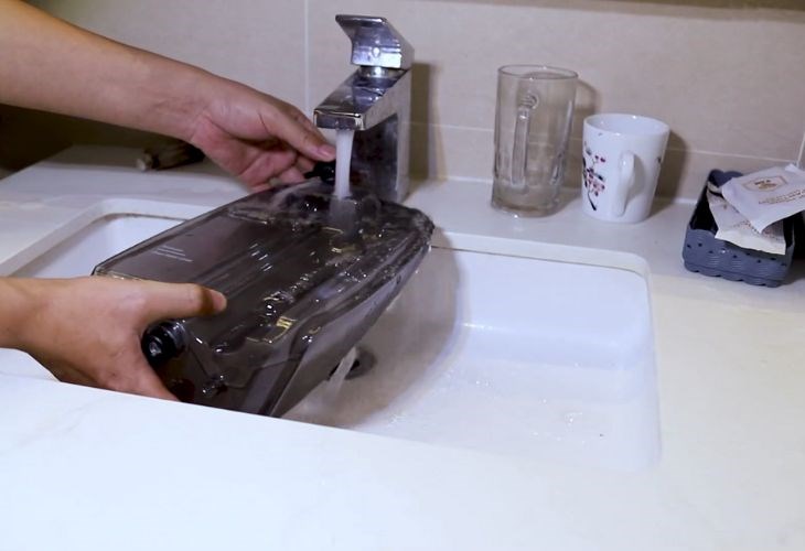 Đổ nước theo thang đo trên thân máy vào bộ phận chứa nước