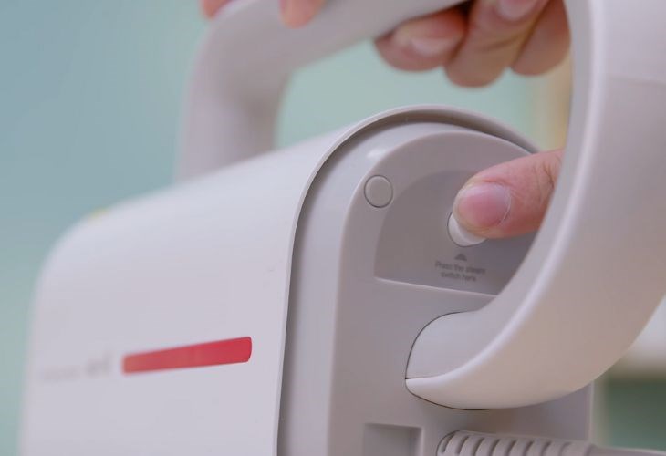 cắm phích cắm vào nguồn điện và mở công tắc nguồn