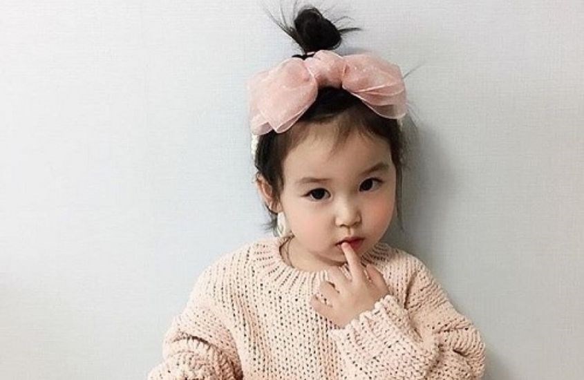 Đeo băng đô vải với tóc búi củ tỏi