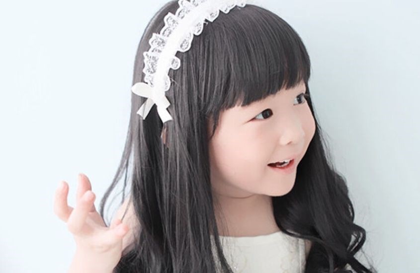 Đeo băng đô với tóc xoăn lơi