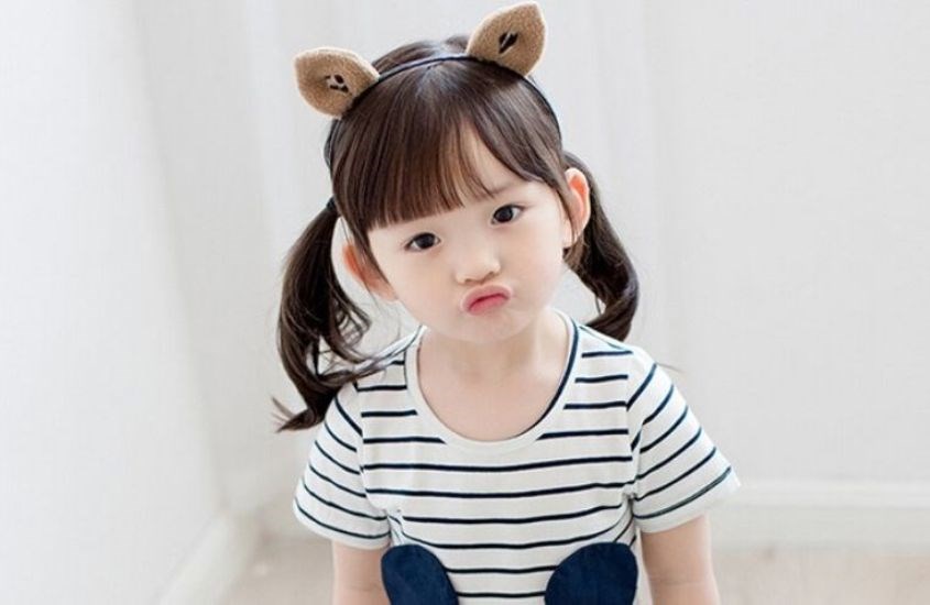 Đeo băng đô kết hợp với tóc đuôi ngựa mái ngố