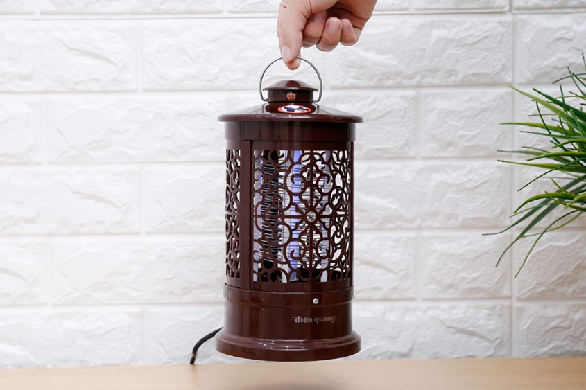 Đèn bắt muỗi Điện Quang ĐQ EML03 BR có móc treo tiện di chuyển đến mọi địa điểm cần dùng Đèn bắt muỗi Điện Quang ĐQ EML03 BR có móc treo tiện di chuyển đến mọi địa điểm cần dùng