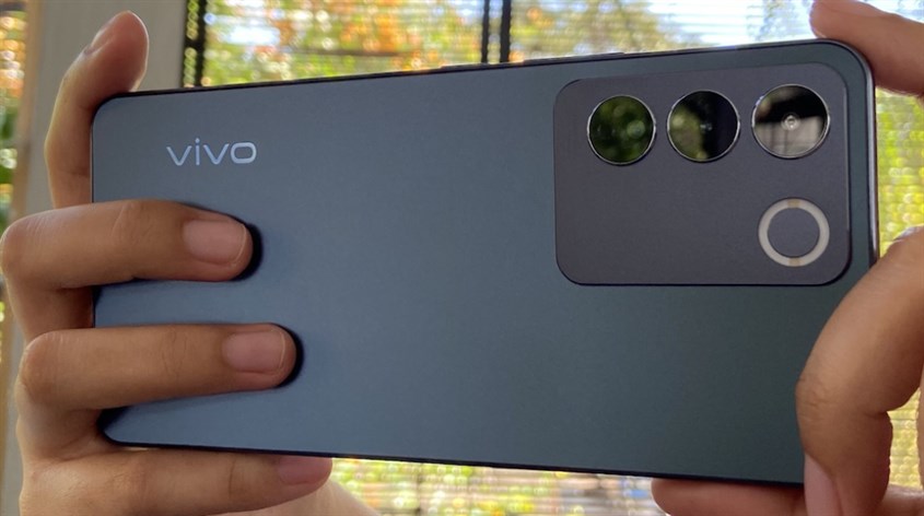 Mặt sau V27e sở hữu mô-đun máy ảnh hình chữ nhật với 3 camera độ phân giải cao