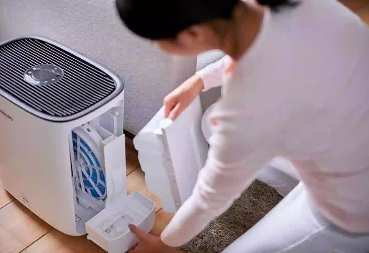 Nếu nước trong máy lọc không khí Philips AC1215/10 50W quá đầy, hãy đổ bớt đi và lắp khay vào là được