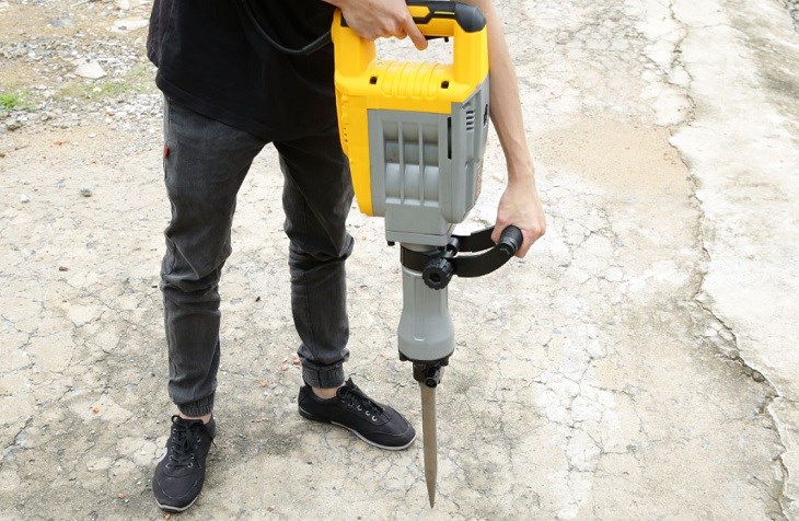 Máy đục bê tông điện Tolsen 88552 1600W có kiểu thiết kế khỏe khoắn với kích thước khá lớn