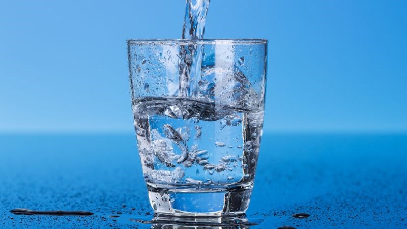 Uống đủ nước giúp hỗ trợ quá trình hồi phục hậu covid-19