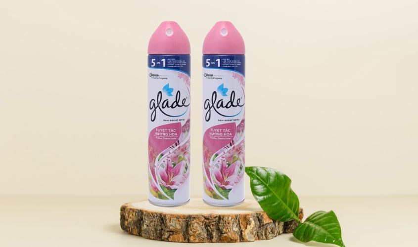 Xịt phòng Glade hương cỏ hoa