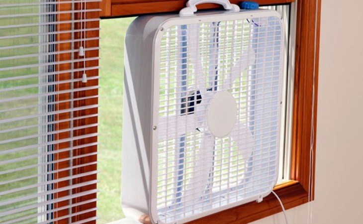 Đặt quạt trước cửa sổ giúp đẩy luồng khí nóng ra ngoài