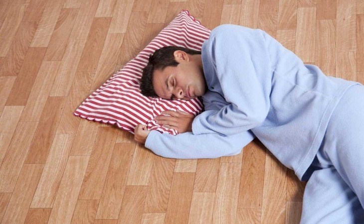 Ngủ trên sàn nhà giúp hạ nhiệt cơ thể