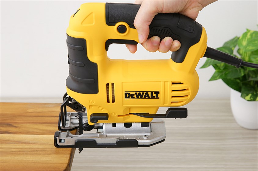 Máy cưa lọng Dewalt DWE349-B1 650W có tay cầm chắc chắn giúp bạn giữ tốc độ ổn định trong khi cắt đường cong, hạn chế gãy lưỡi cưa