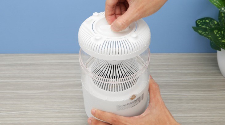 Bạn có thể dế dàng tháo/lắp khay đựng để vệ sinh đèn bắt muỗi Comet CM078 cho lần sử dụng sau Bạn có thể dễ dàng tháo/lắp khay đựng để vệ sinh đèn bắt muỗi Comet CM078 cho lần sử dụng sau