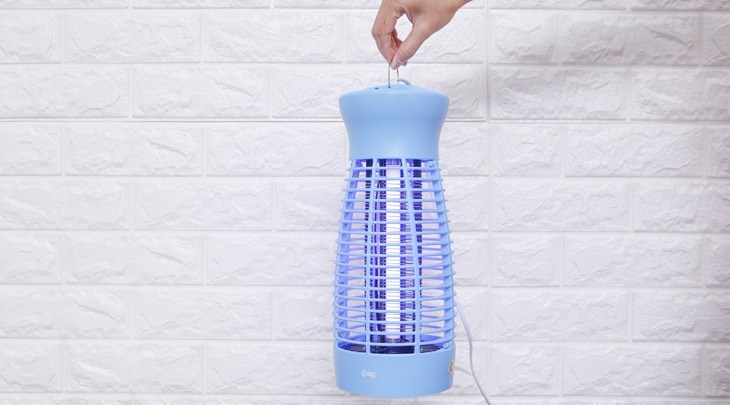 Bạn có thể treo đèn diệt côn trùng đa năng Comet CM069 ở bất kỳ đâu với móc treo tiện lợi Bạn có thể treo đèn diệt côn trùng đa năng Comet CM069 ở bất kỳ đâu với móc treo tiện lợi
